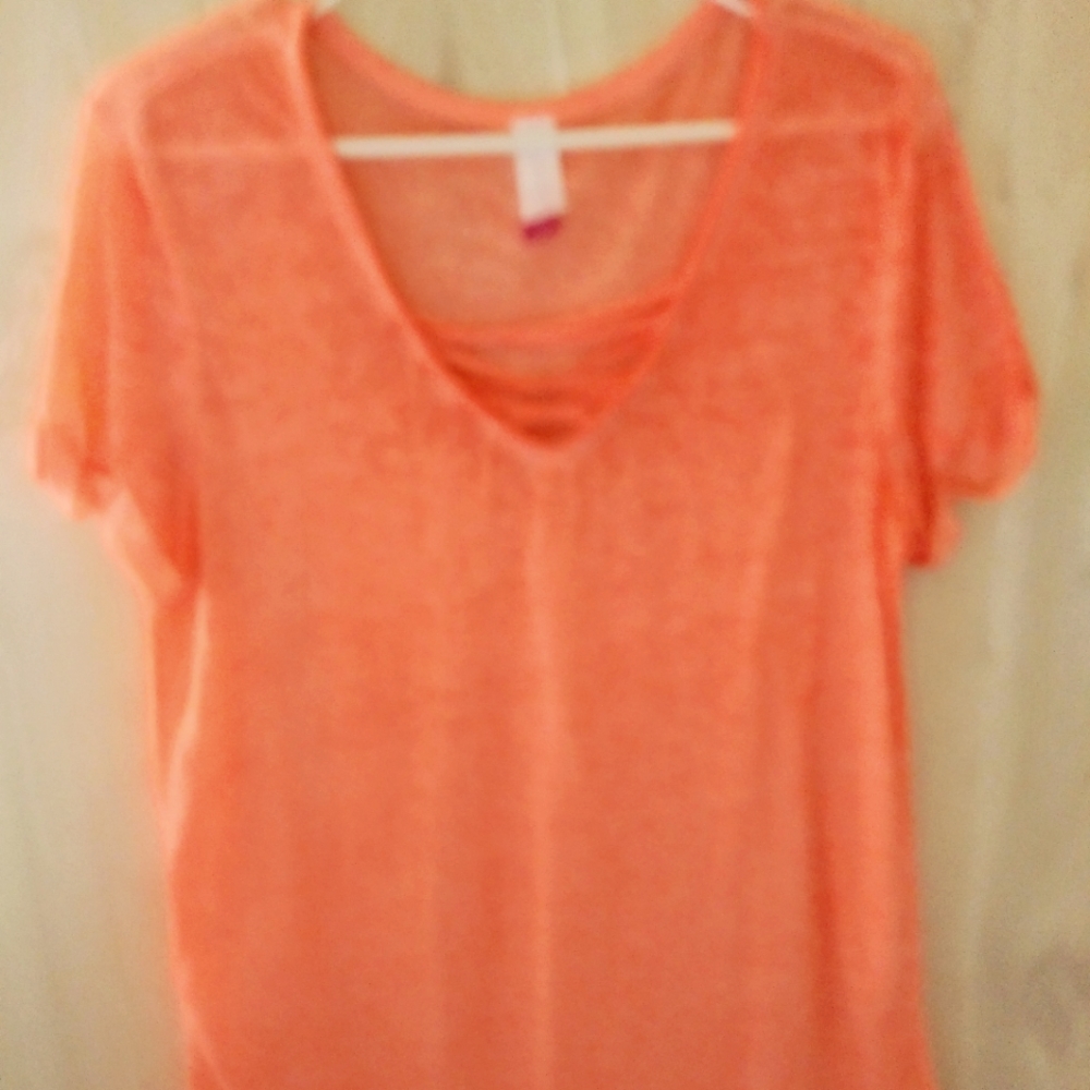 No Boundaries V-neck teeshirt in Junior size 15/17 (XL)